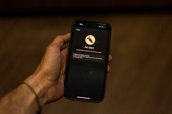 Un hombre se toma una