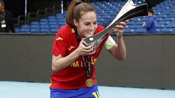 La internacional española Peque cuelga