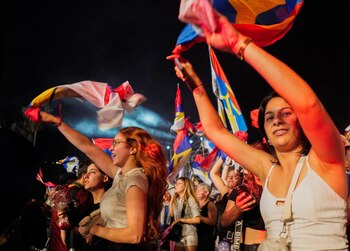 Partidarios de Yamandu Orsi celebran los primeros resultados de la segunda vuelta (REUTERS/Andres Cuenca)