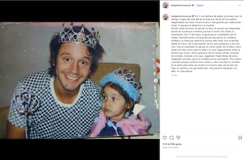 Captura de pantalla de una fotografía donde Benjamín Vicuña, con camiseta a cuadros y corona, sonríe junto a su hija Blanca, quien viste un traje rosa y una corona azul