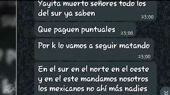 Captura de pantalla de una aplicación de mensajería que muestra cuatro mensajes de texto amenazantes sobre un fondo oscuro