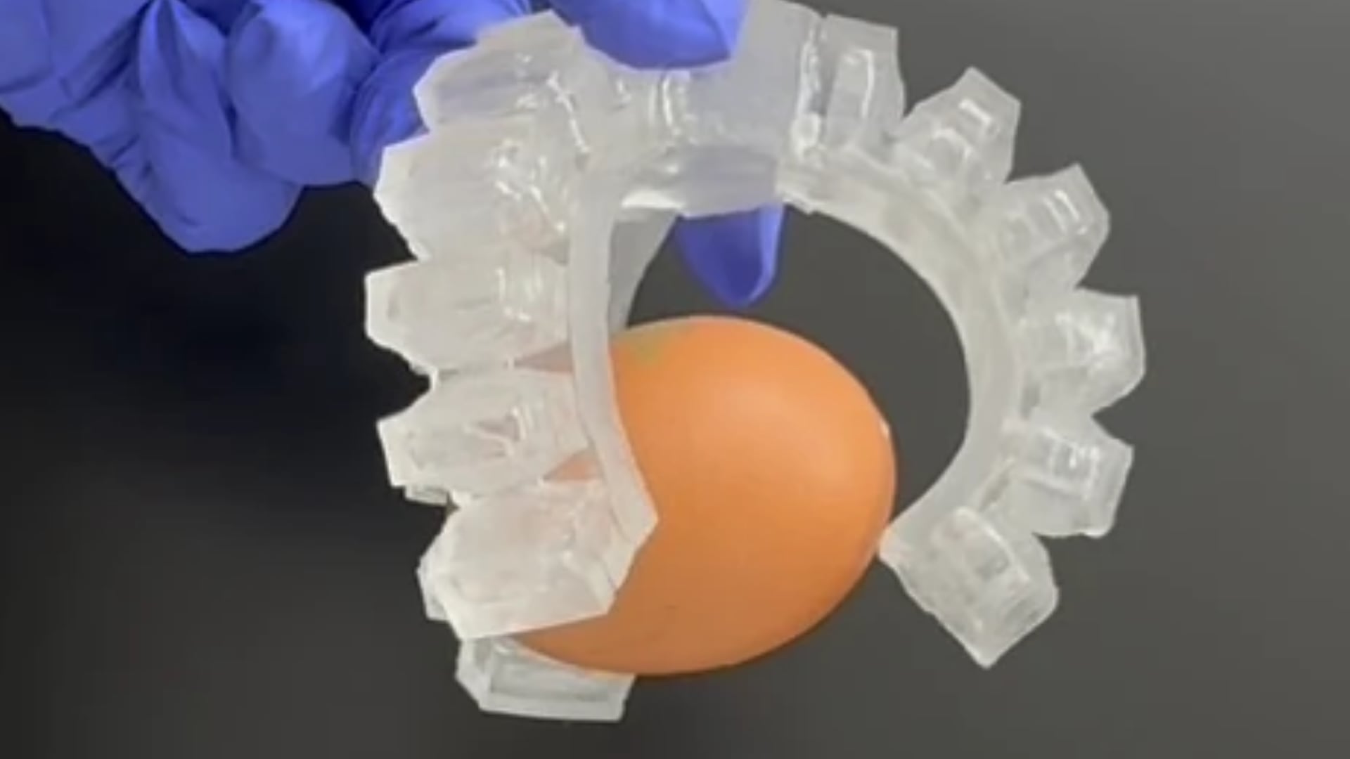La mano robótica sostiene un huevo crudo sin quebrar la cáscara gracias a un nuevo material elástico. (Nature Communications)