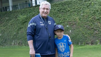 Rayados convivió con un niño que hizo la camiseta del equipo con fomi