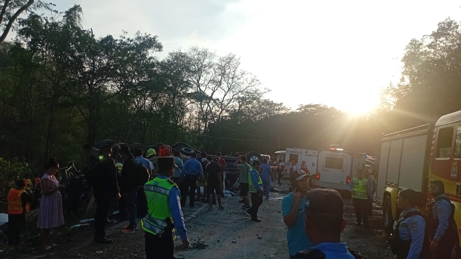 La rastra involucrada transportaba cianuro, generando riesgo por derrame de material peligroso. Ambulancias del 911 trasladan a los heridos hacia centros asistenciales cercanos. (Foto: Redes sociales)