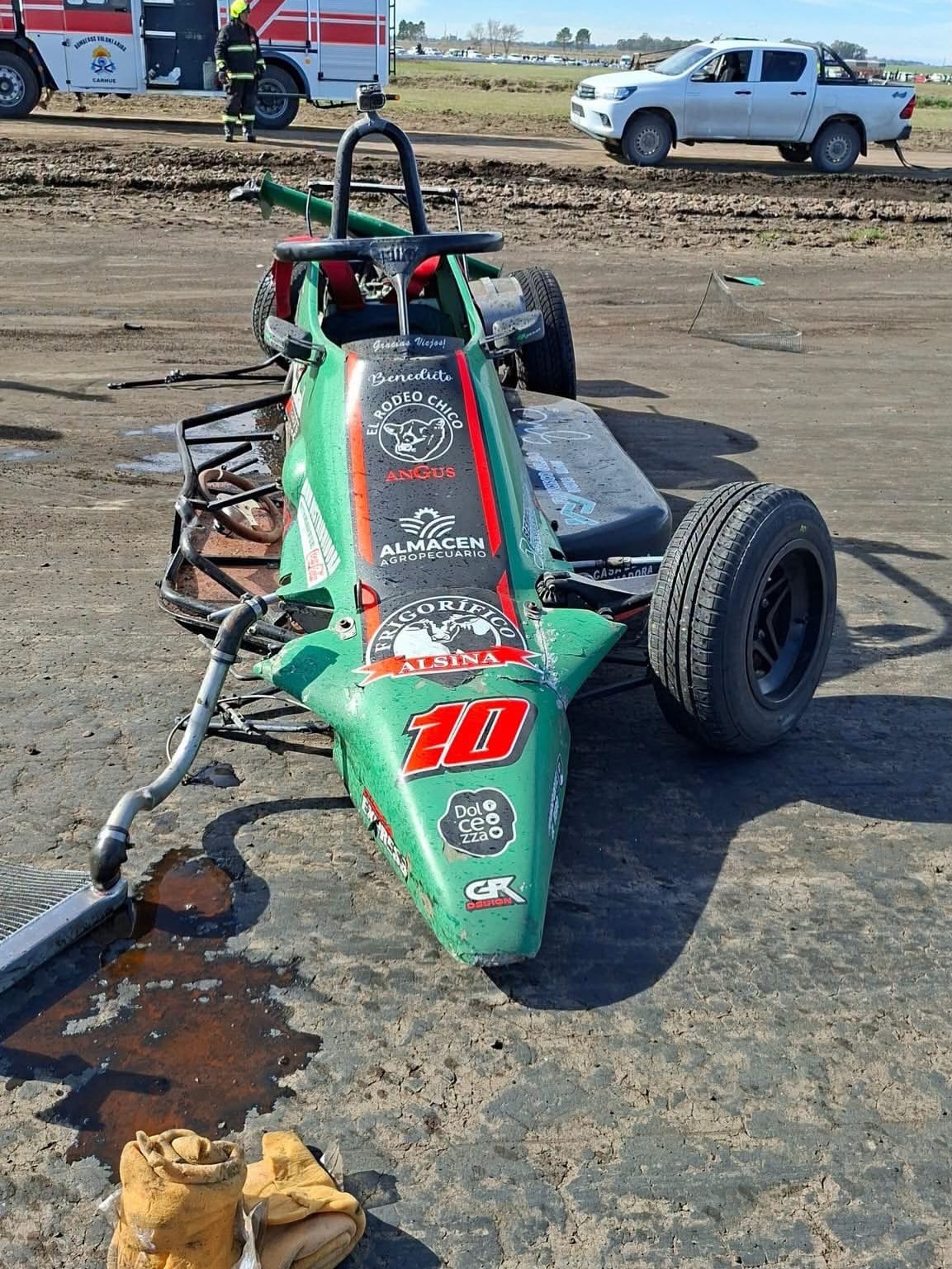 Un auto quedó frenado en el medio de la pista y los demás pilotos no pudieron prevenirse de su presencia que finalizó con el accidente (@poleposition_106.3)