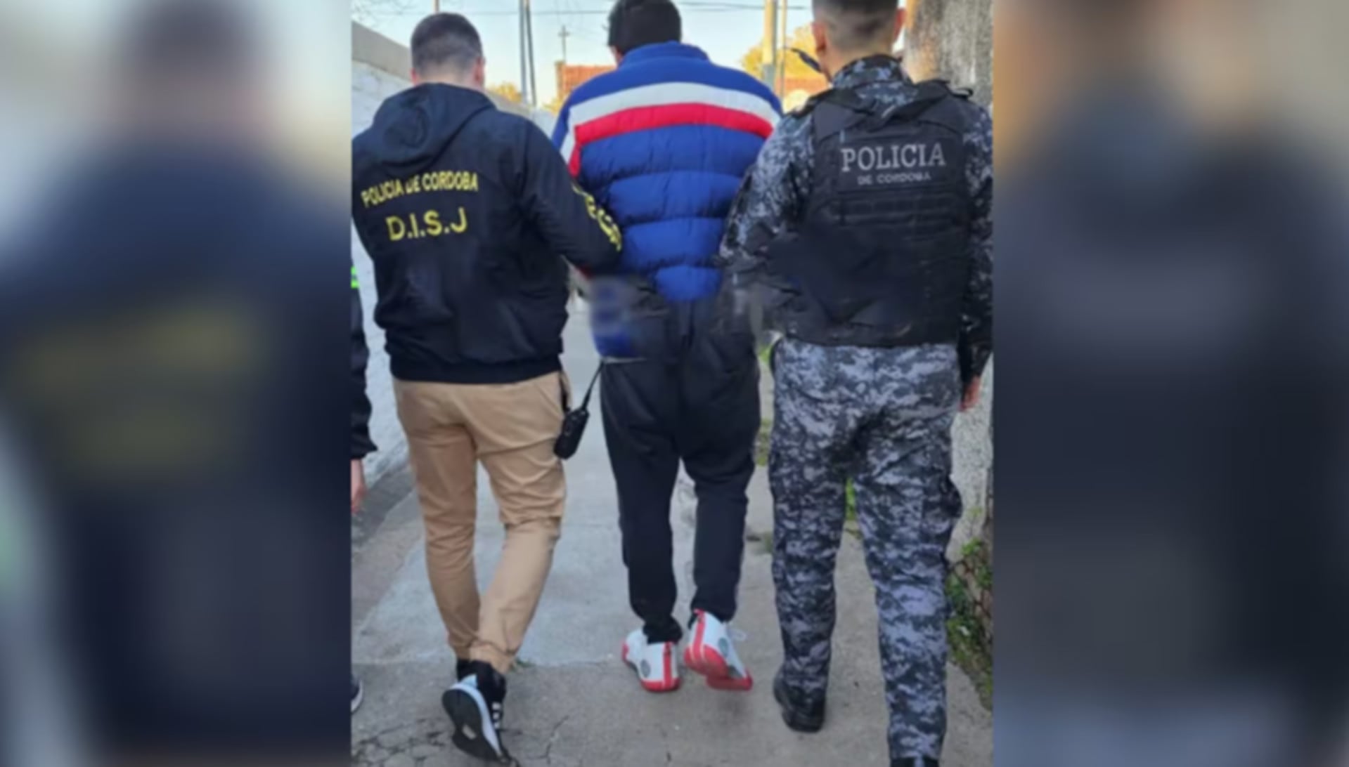 El detenido es escoltado por efectivos de la Policía de Córdoba (El Doce.tv)