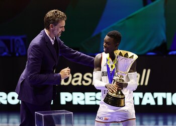 Pau Gasol entrega el trofeo