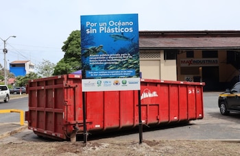 Un letrero cercano a un contenedor en Panamá Oeste invita a depositar los plásticos para evitar la contaminación de los océanos. (MiAmbiente)