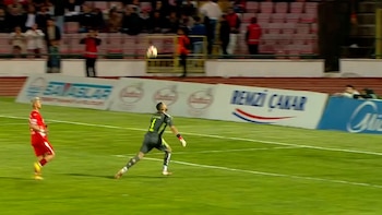 “El blooper del año”: el absurdo error de un arquero en Europa que le regaló el gol a su rival