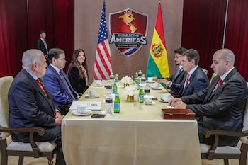 Fernando Cerimedo junto al presidente de Bolivia, Rodrigo Paz, y el excanciller Fernando Aramayo, en una reunión con Marco Rubio, secretario del Departamento de Estado de EEUU.