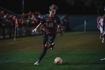 Carlo Agostinelli juega el fútbol