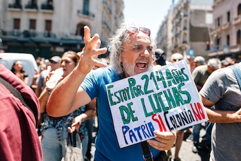 Manifestantes participan de una protesta convocada por la Confederación General del Trabajo, hoy, en Buenos Aires (Argentina). EFE/ Juan Ignacio Roncoroni