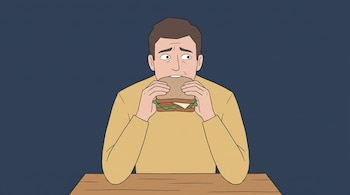 Dibujo de un hombre con suéter amarillo sosteniendo un sándwich con ambas manos frente a una mesa de madera.