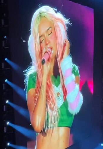 Karol G portó el escudo