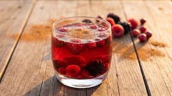 Agua de frutos rojos con canela: la bebida antioxidante que ayuda a la digestión y reduce la ansiedad