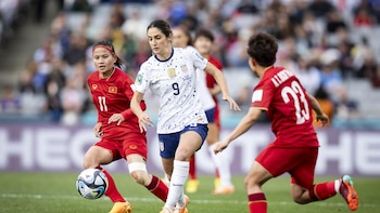 La futbolista Savannah DeMelo se encuentra "estable" tras desplomarse durante un partido