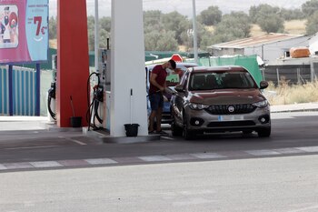 Una gasolinera en Madrid, en una fotografía de archivo. EFE/Zipi