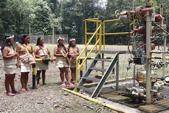 Fotografía del 27 de agosto de 2024 de un grupo de mujeres de la nacionalidad indígena observando un pozo en desuso en el campo Tivacuno, del Bloque 67, situado dentro del Parque Nacional Yasuní (Ecuador). EFE/ Iván Izurieta