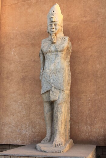 Fuera del edificio del Museo