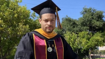 Cole Tomas Allen durante su graduación