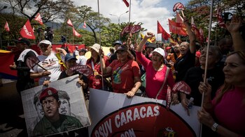 Miles de chavistas respaldan a
