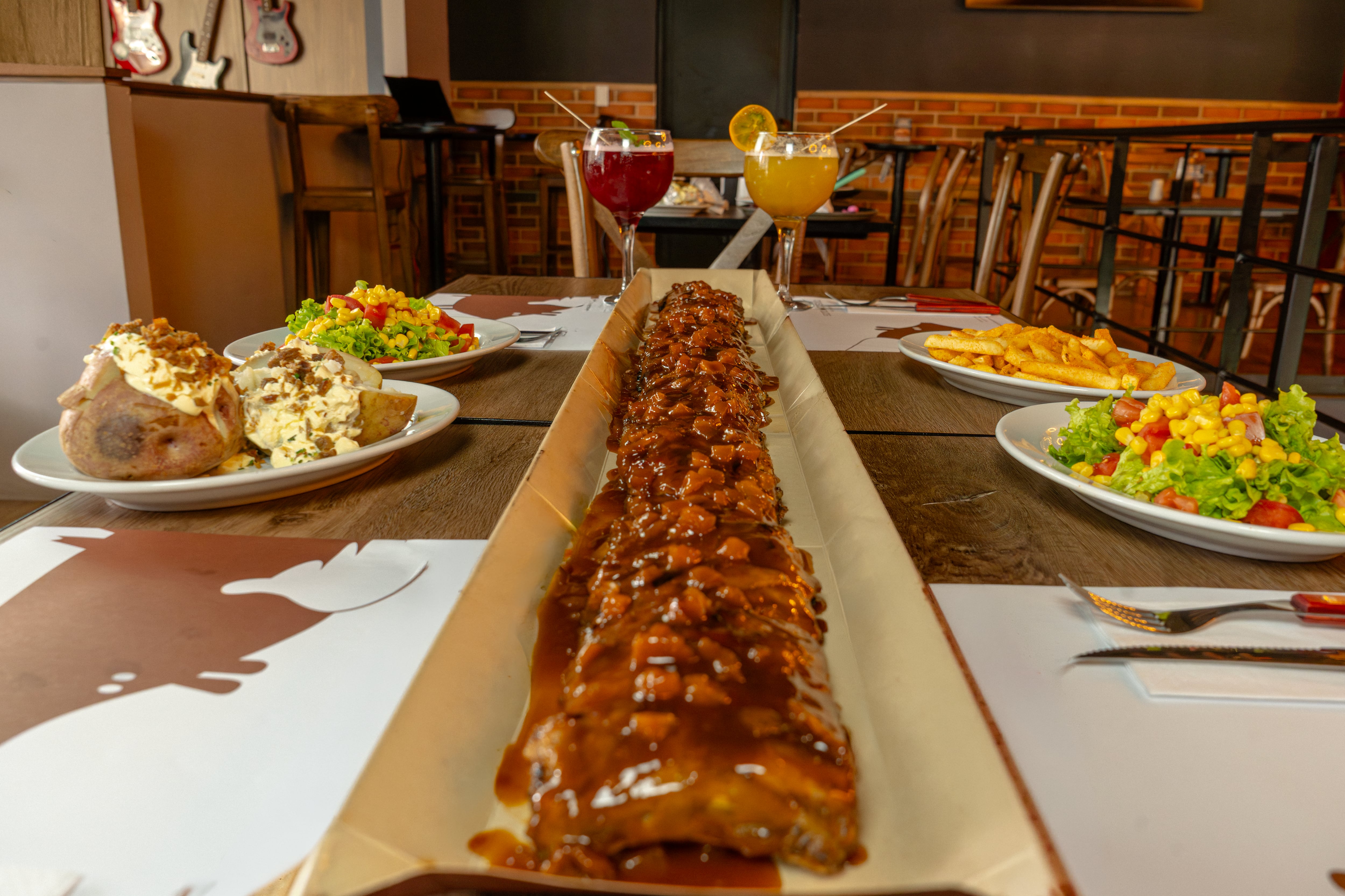 La costilla de un metro se presenta como la gran estrella del festival, desafiando lo tradicional en la gastronomía de Colombia - crédito Costilla Fest