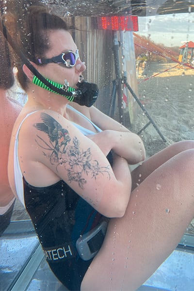 La mujer que desafía el frío extremo: cómo se prepara para permanecer horas entre hielo, nieve y agua helada ( Guinness World Records)