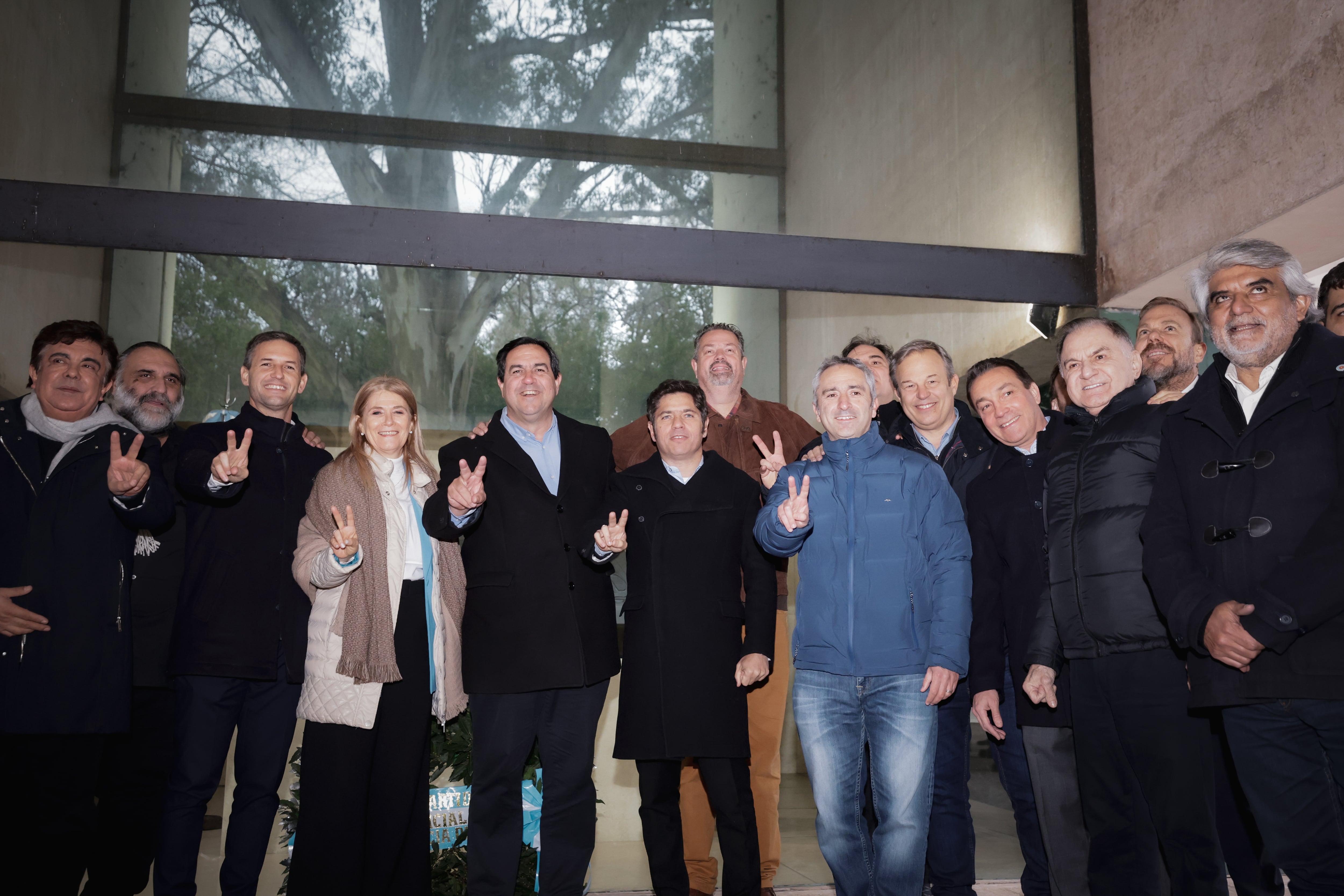 Kicillof junto a funcionarios de su gobierno e intendentes aliados. No hubo dirigentes de La Cámpora