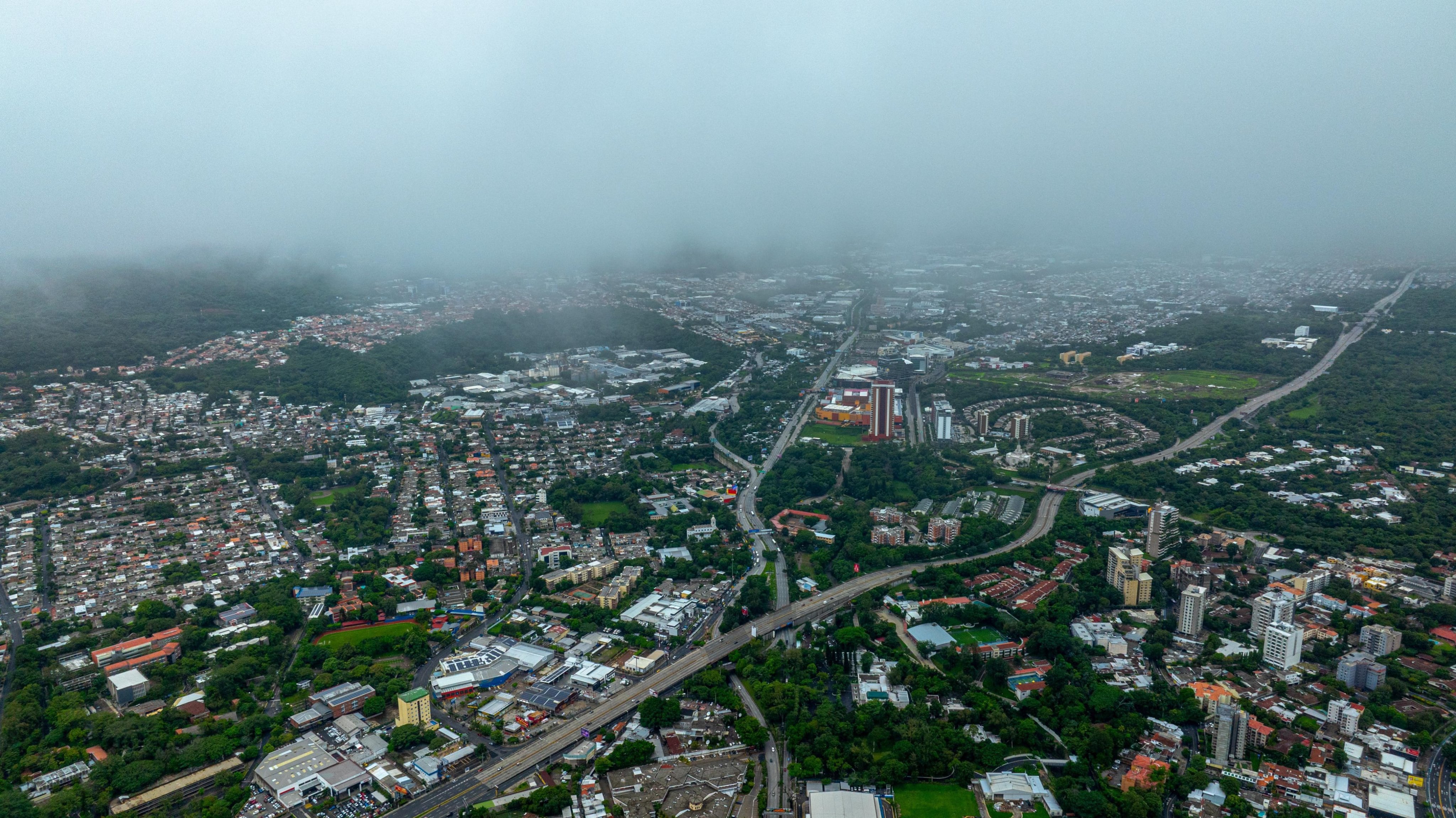 Lluvias tipo temporal continúan afectando la zona central y occidental de El Salvador por la influencia de la Zona de Convergencia Intertropical y los remanentes de Cristina, con énfasis en San Salvador, La Libertad, Sonsonate, Ahuachapán y Santa Ana Sur. (Foto: Ministerio de Medio Ambiente)