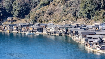 La bahía protegida de Ine, resguardada por la isla de Aoshima, favoreció la navegación y la tradición pesquera del pueblo japonés (Wikipedia)