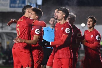 El defensa del Sevilla Federico Gattoni (2i) celebra un gol, en una foto de archivo. EFE/ J.Casares