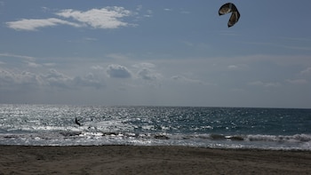 La playa de Cataluña que se gana a las familias este verano, con un paseo marítimo largo y lleno de planes