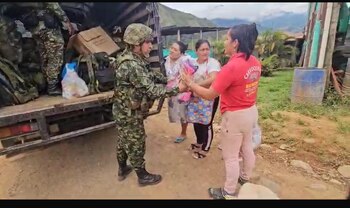 Soldados han entregado ayudas humanitarias