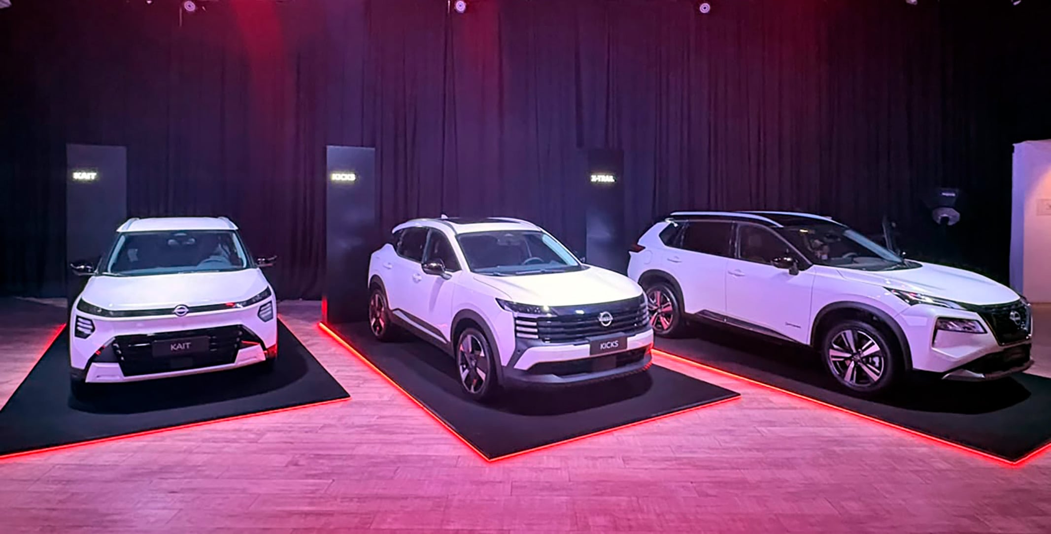 Tres vehículos de la línea SUV de Nissan Argentina permanecen en exhibición antes del cambio de su operación comercial hacia los grupos Simpa y Tagle. (Infobae)