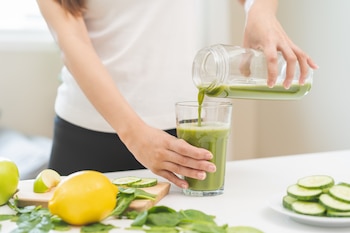 Una mujer preparando un batido