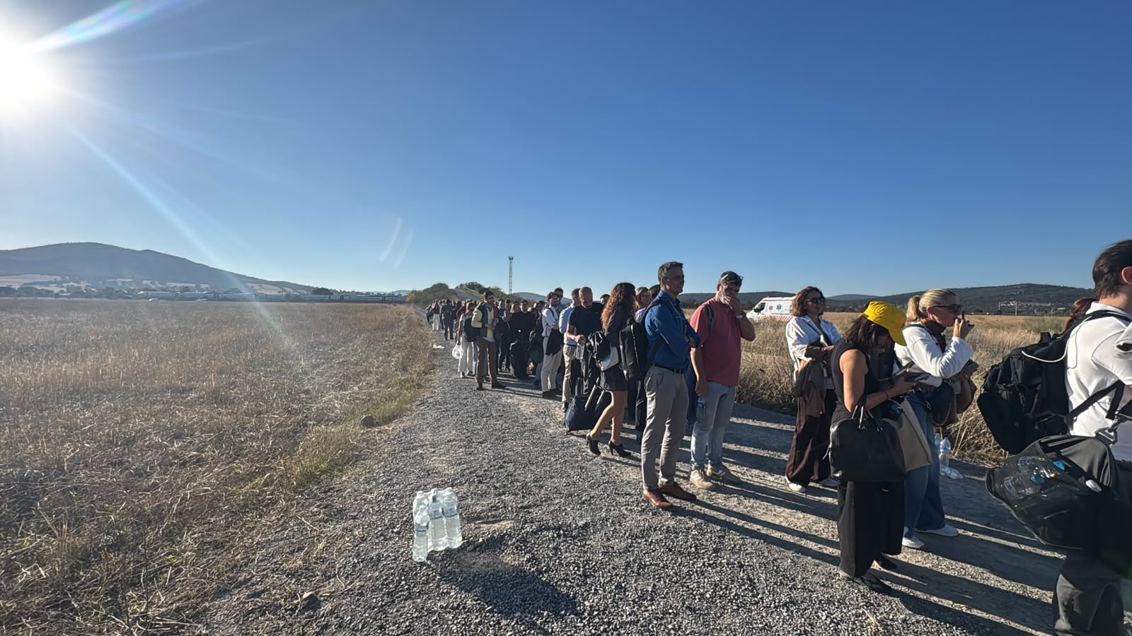La imagen muestra el momento de la evacuación de los pasajeros del tren detenido cerca de la zona del accidente. (Cedida)