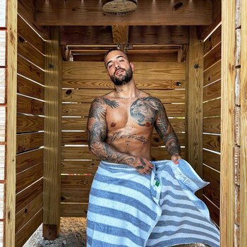 Maluma muestra el back de