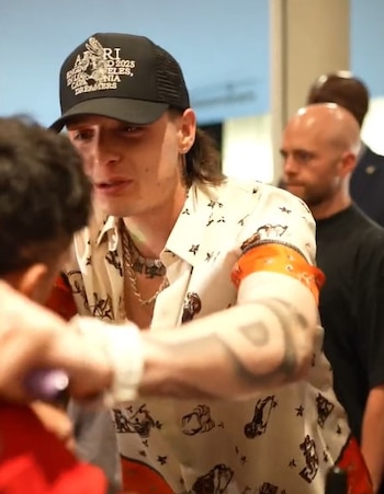 Peso Pluma abrazo a fan en silla de ruedas