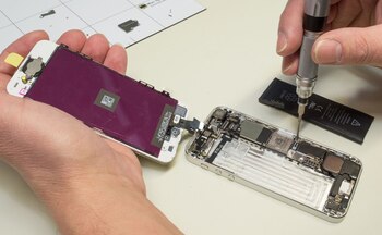 ARCHIVO - Un empleado de la empresa asgoodasnew electronics GmbH en Fráncfort/Oder repara un móvil usado de la marca Apple. La empresa adquiere aparatos electrónicos usados, los repara en caso de ser necesario y los revende. Foto: Patrick Pleul/dpa