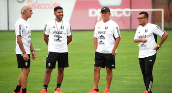 Juan Reynoso junto a su