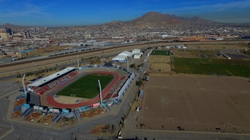 Estadio Deportivo de la UACJ, compartido con el equipo de fútbol Los Bravos. (Foto/Luis H. Cardona.)