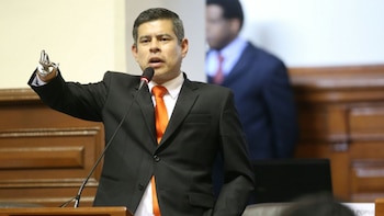 Le amputaron las manos a los tres meses: quién es Luis Galarreta, el político que busca convertirse en el primer vicepresidente con discapacidad de Perú