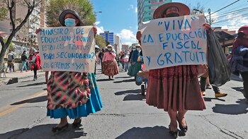 Dos personas mostrando sus carteles