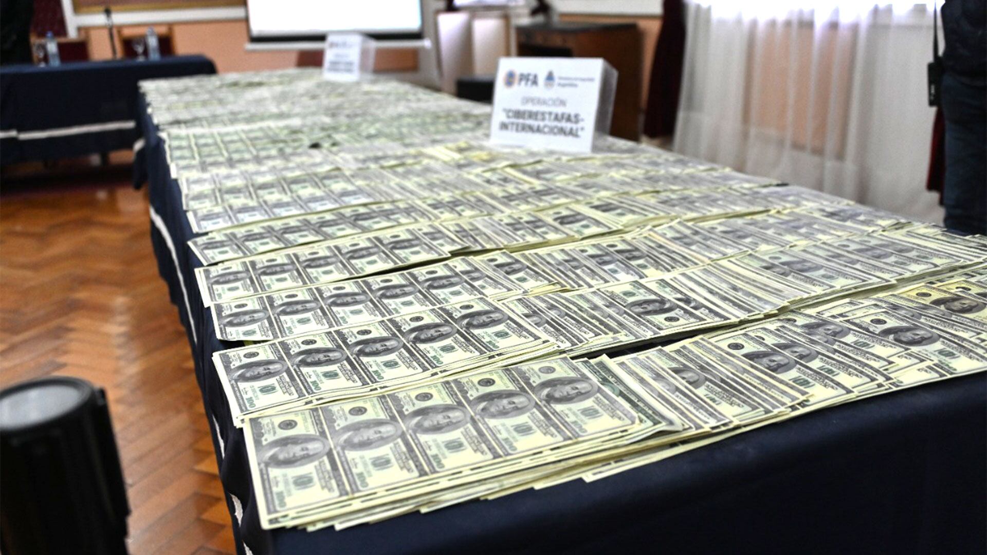 El millón y medio de dólares falsos incautado a la banda de