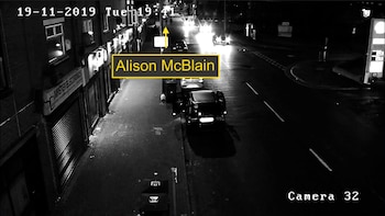 Allison McBlain cruzaba la calle