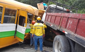 Accidente vehicular en Los Chorros donde un camión pesado impactó a un bus y dejó fallecidos.