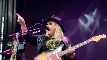 Guitarras, una armónica y toda