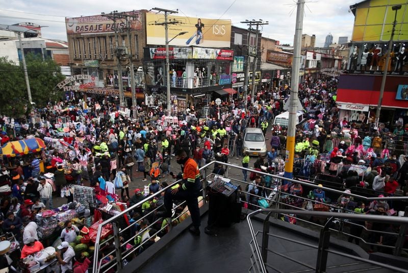 Los comerciantes formales de San Victorino afrontan costos de renta, IVA, aranceles y nómina legal que pueden representar cerca del 35% de sus cargas - crédito Luisa González/REUTERS