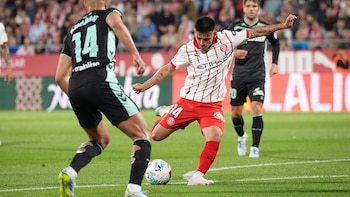 La espectacular apilada del Diablito Echeverri que le permitió al Girona abrir el marcador frente al Betis