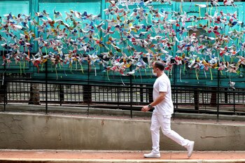 Un hombre camina junto al Memorial a las víctimas de la covid-19, en Sao Paulo (Brasil), en una fotografía de archivo. EFE/Sebastiao Moreira